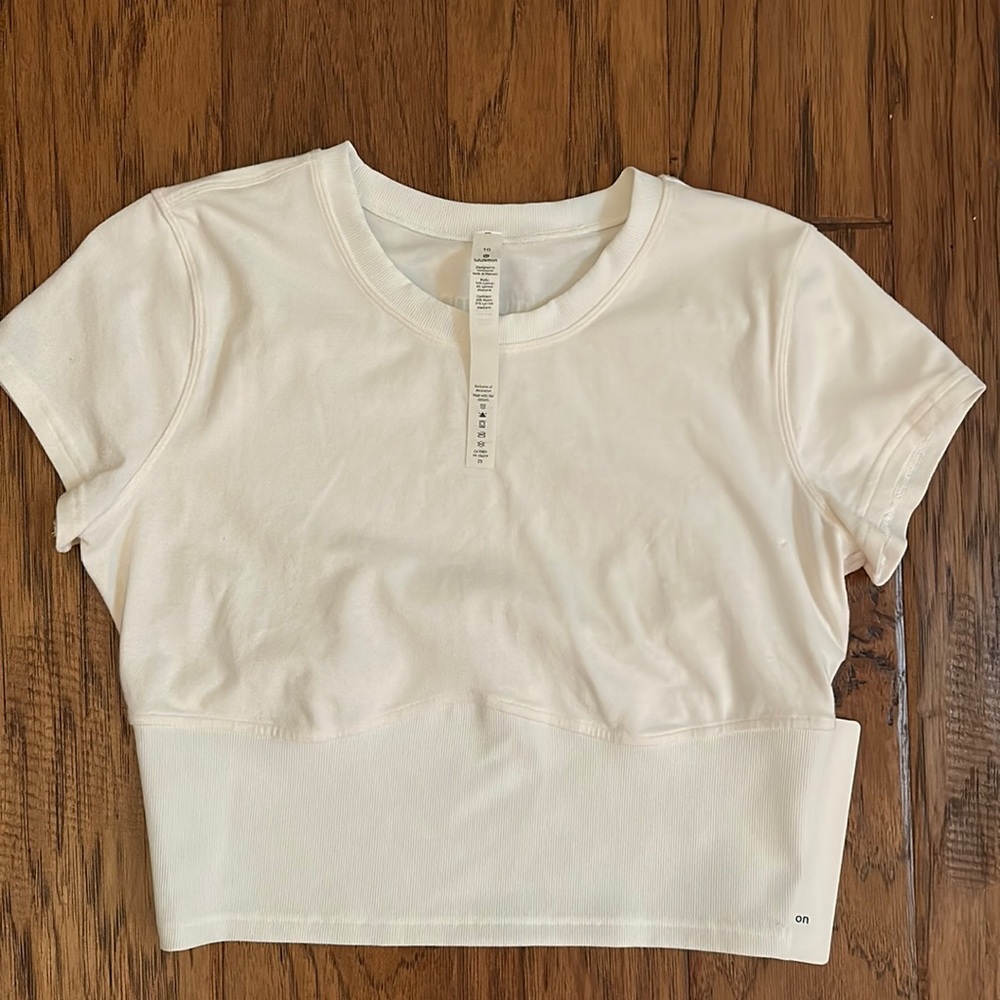 Lululemon crop shirt